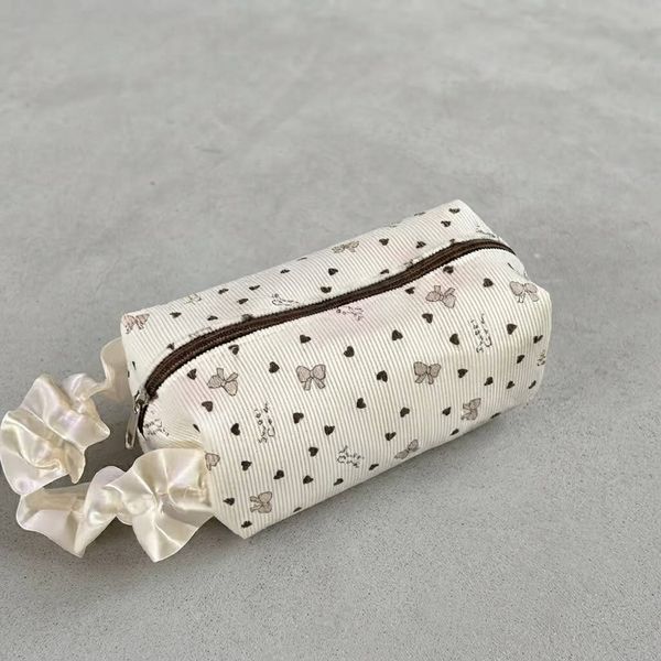 Женская косметичка с ручкой атласная сеть, вельвет - 3 цвета (шоколадная, молочная, черная), 19 см * 9 см * 9 см Beauty LUXURY WB-5003 фото